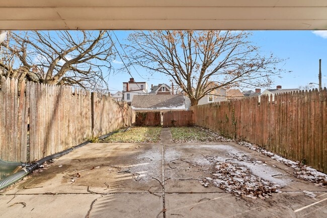 Foto del edificio - 4 bed 1.5 bath - completely updated, central air, patio.  Great location