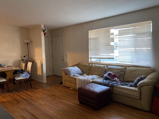 Foto del edificio - STUDENTS WELCOME! Campus West 5 Bed 2 Bath...