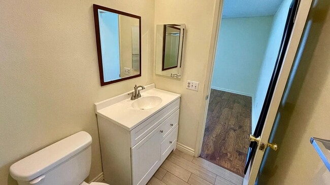 Building Photo - Comfy Living Space: Move right in and enjo...