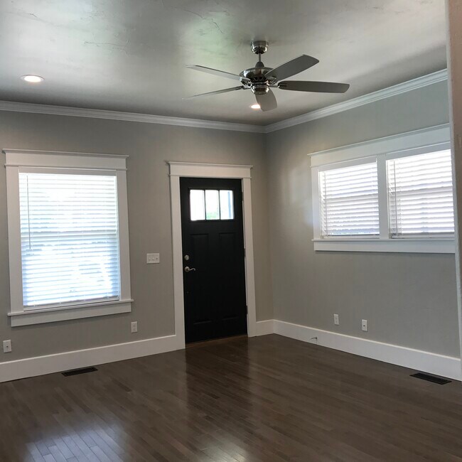 Sala de estar - puerta principal - 737 Jenkins Ave