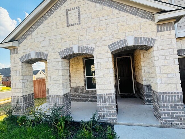 Foto del edificio - 4 Bed/3.5 Bath Single Family Home in Round...