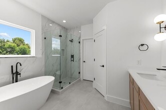 Building Photo - 3348 Sauer St