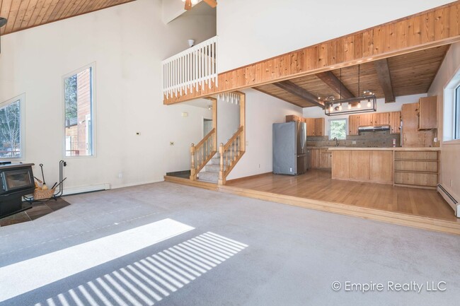 Foto del edificio - 4 Bed 3 Bath Home off of Gold Hill Rd- PET...