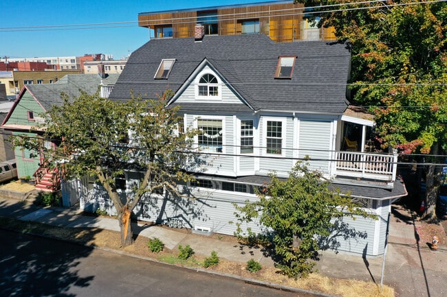 Building Photo - 939 SE 35th Ave