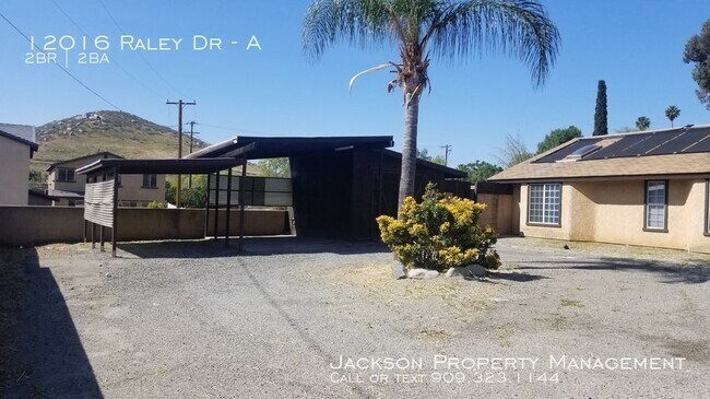 Foto del edificio - Great 2 Bedroom Pool House Unit Totally Up...