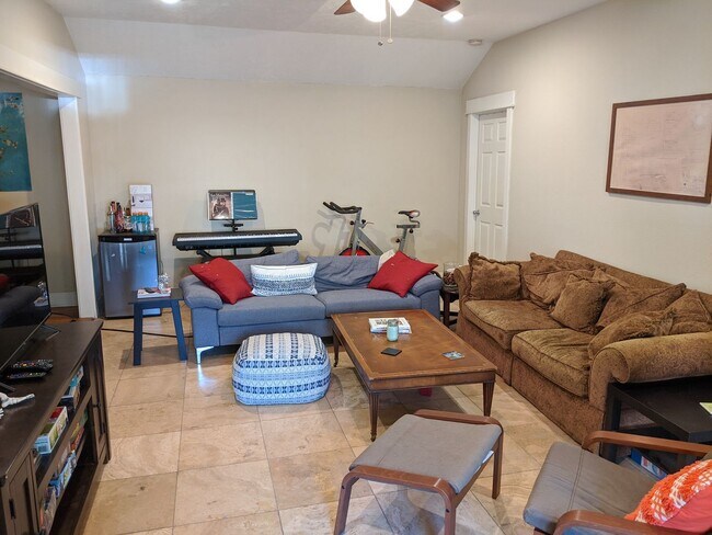 Foto del edificio - AUGUST 2025 PRE-LEASE! Charming 4 Bed, 3 B...
