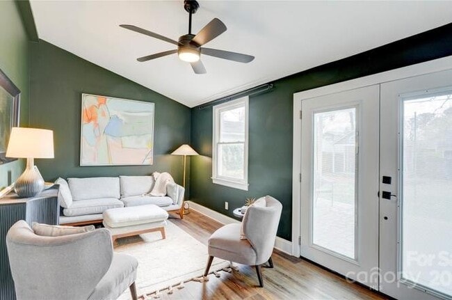 Building Photo - 2304 Laburnum Ave