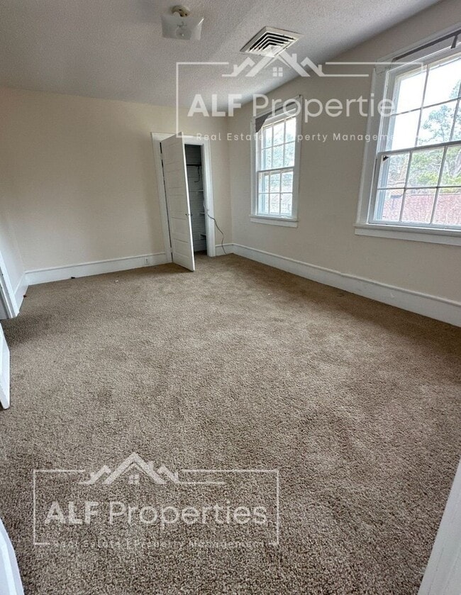 Building Photo - 3BR/2BA | Two Stories | Large Living Room & Dining Room