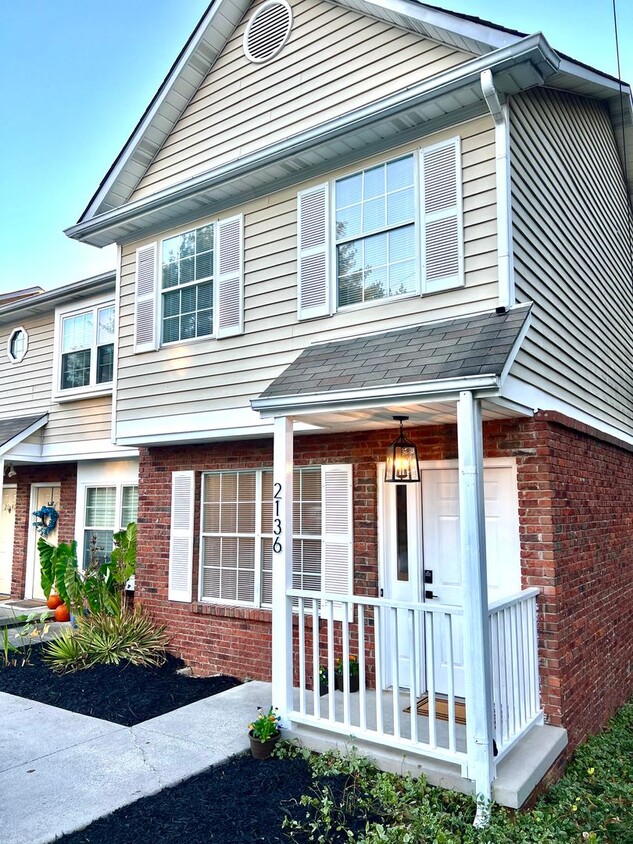 Foto principal - Beautifully Updated 2 Bedroom Townhome in ...