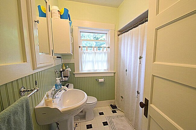 Building Photo - Available Soon! Sun Valley 1922 Charmer! 2...