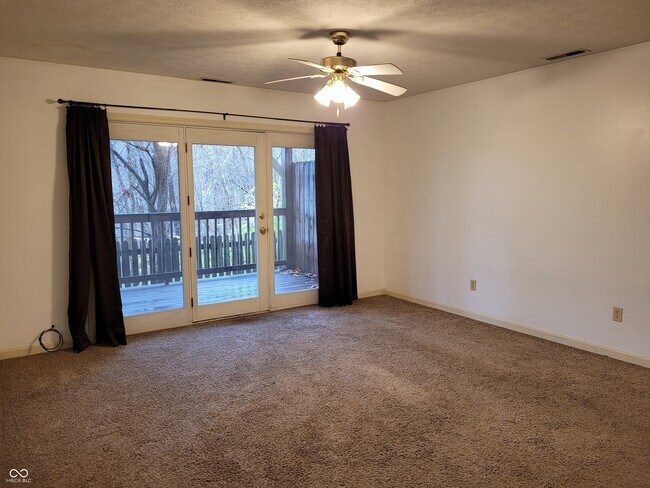 Foto del edificio - 250 Locust Ln