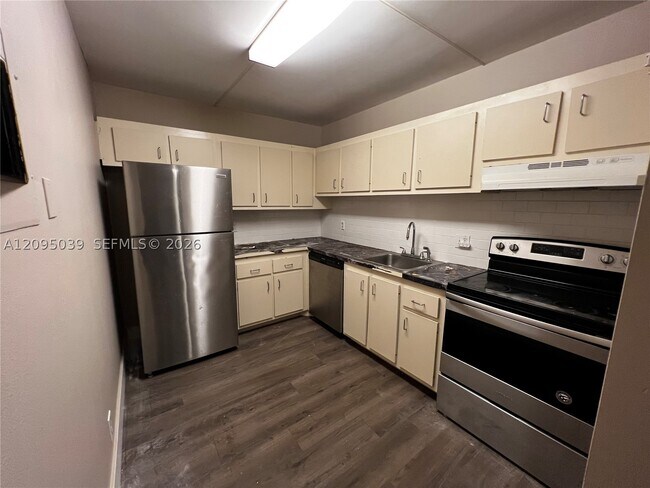 Building Photo - 4222 Inverrary Dr