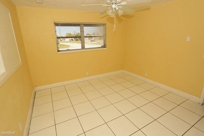 Building Photo - 360 NW 40th Ter