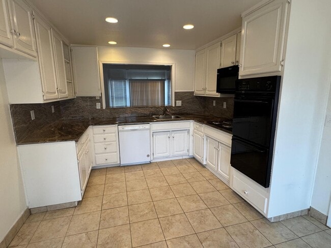 Building Photo - 4bed 3bath