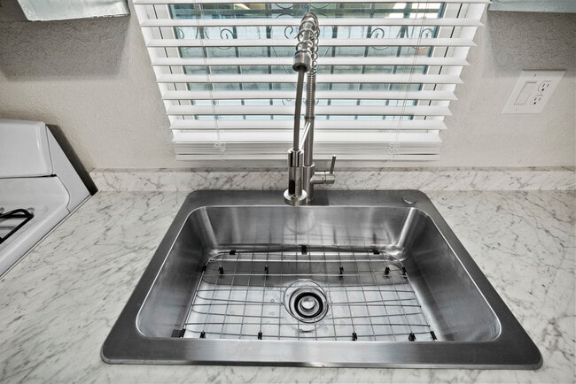 Building Photo - E Yandell