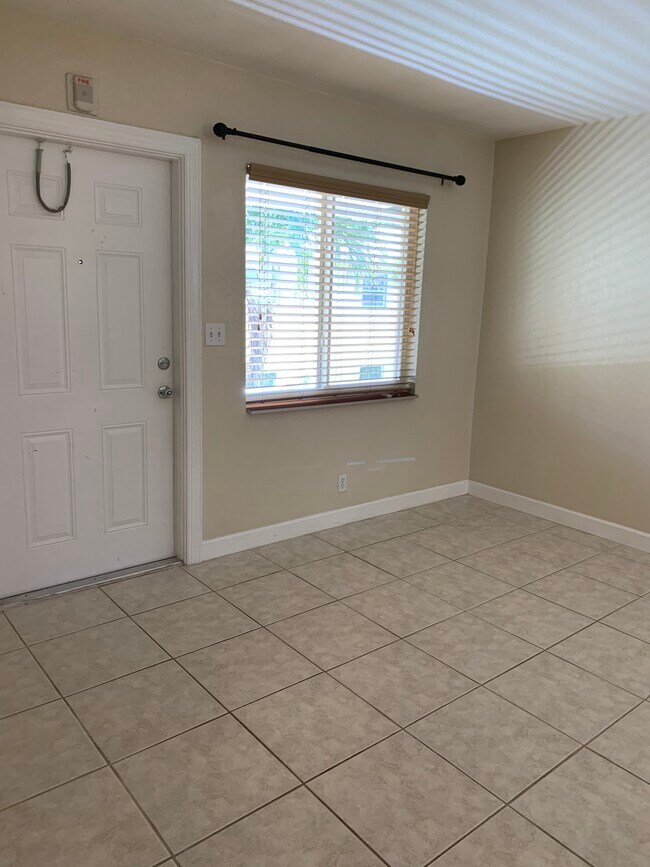 Foto del edificio - 2643 NE 8th Ave