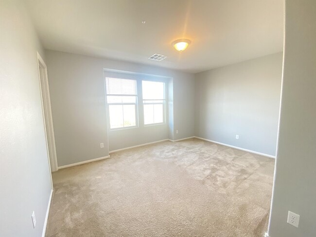 Building Photo - 8489 Green Alder Ct