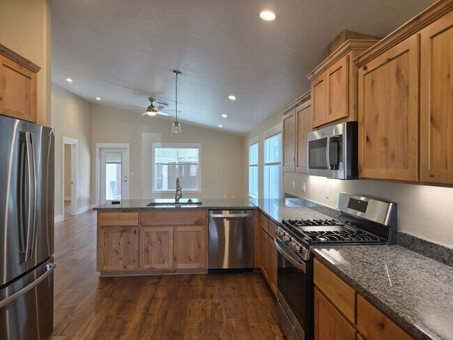 Building Photo - 3 bed 2 bath Home for Rent in Grants Pass