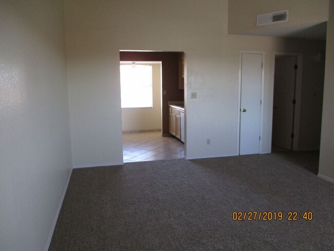 Building Photo - WESTSIDE: 2 BR 1 BTH  REFRIGERATED AIR