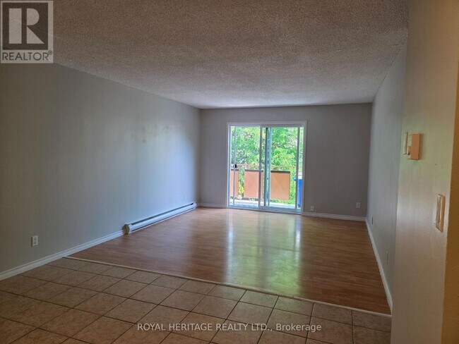 Photo du bâtiment - 8800-8800 Willoughby Dr
