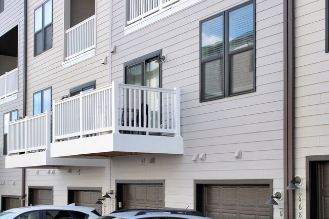 Building Photo - One-Room in shared condo