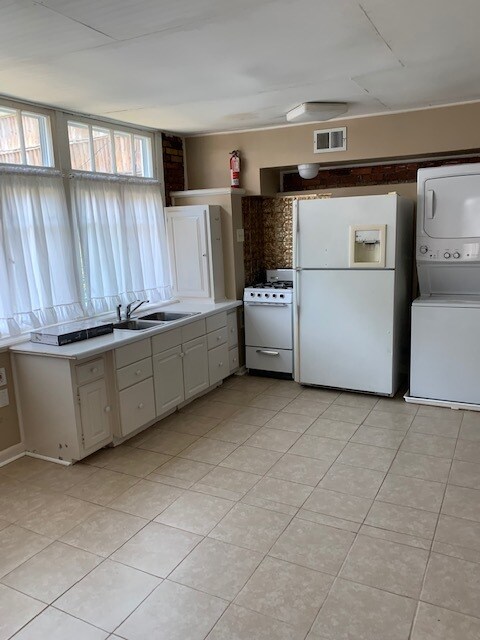 Kitchen, living area - 1328 Chestnut St