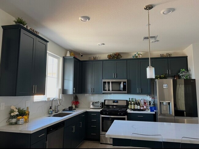 Foto del edificio - 729 Featherstone Dr