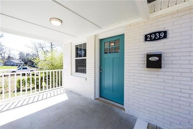 Building Photo - Must view this exquisite 3 bedroom 1 bath brick home. Within 2 miles from Uptown.