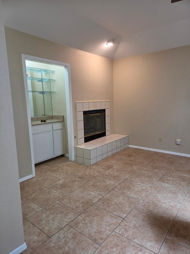 Building Photo - 2221 Valleyview Blvd