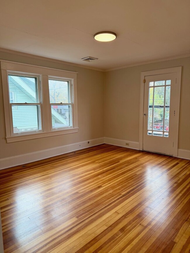 Building Photo - 302 Hasbrouck Ave