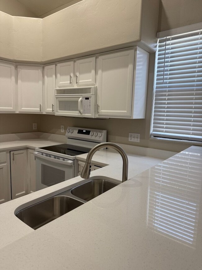 Building Photo - Oro Valley SFH in Gated Community