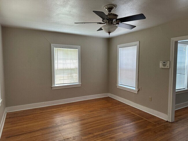 Foto del edificio - Bryan - 2 bedroom / 1 bath house / back & ...