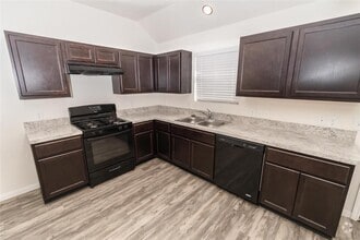 Building Photo - 5807 Kyle Cove Dr