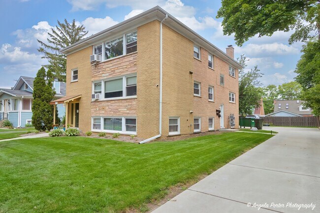 Building Photo - 1370 Harding Ave