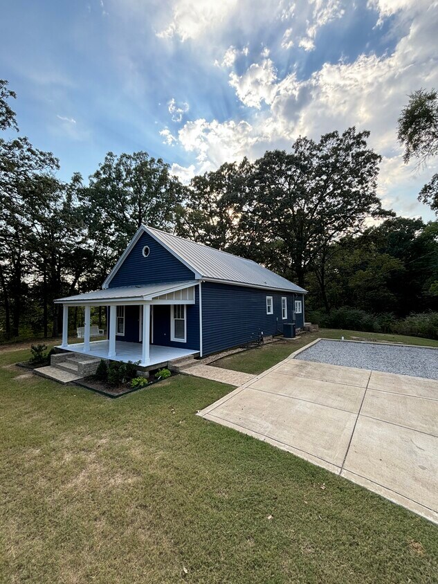 Side - 955 Malone Rd S