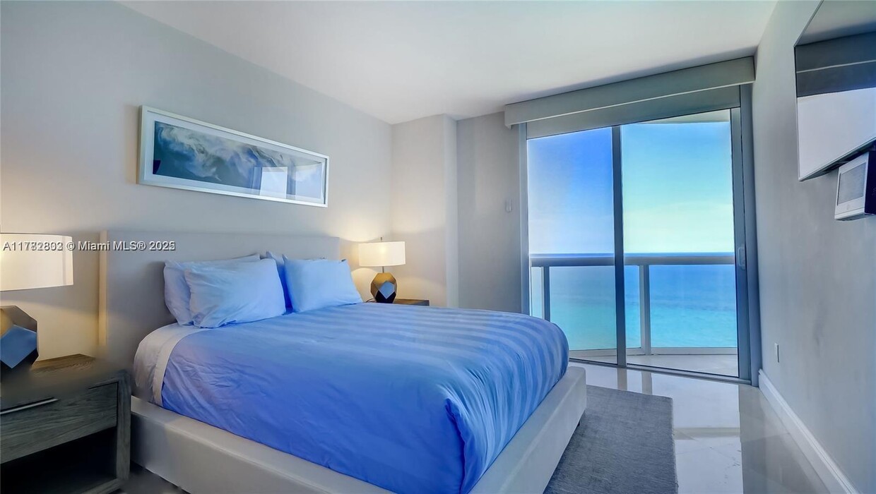 Foto principal - 6365 Collins Ave