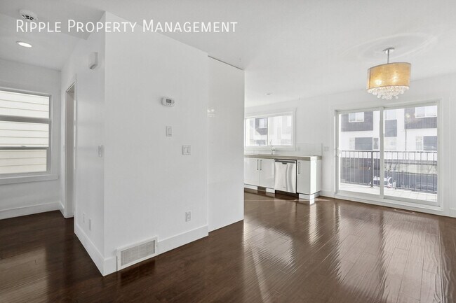 Photo du bâtiment - AMAZING 3 BEDS/ 2.5 BATHS TOWNHOUSE