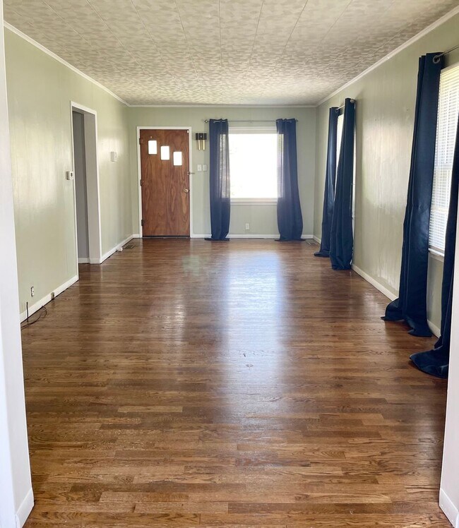 Foto del edificio - East Side Gem – Spacious 2BR Home with 2 C...