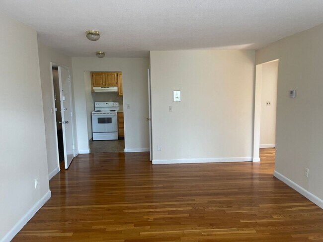 Building Photo - Modern top floor 2 bed Parking Included, Heat Hw Inc 1 FREE MONTH   no LEAD PAINT