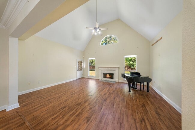 Building Photo - 4 Bedroom House