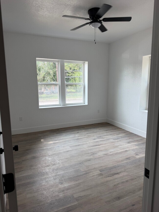 Building Photo - 403 S Calaveras St