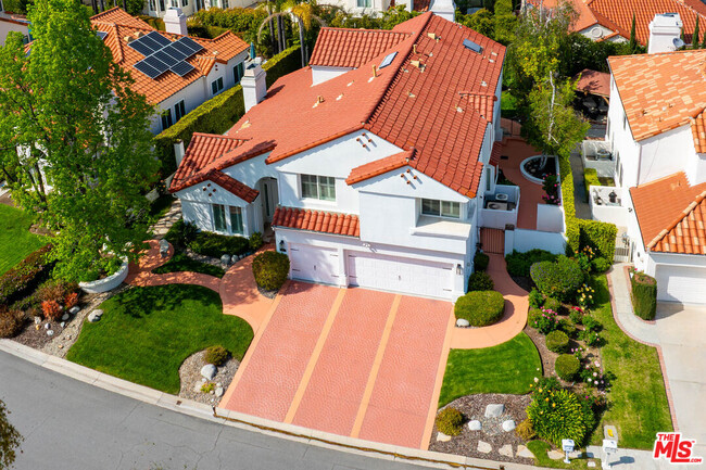 Foto del edificio - 5683 Hazelcrest Cir