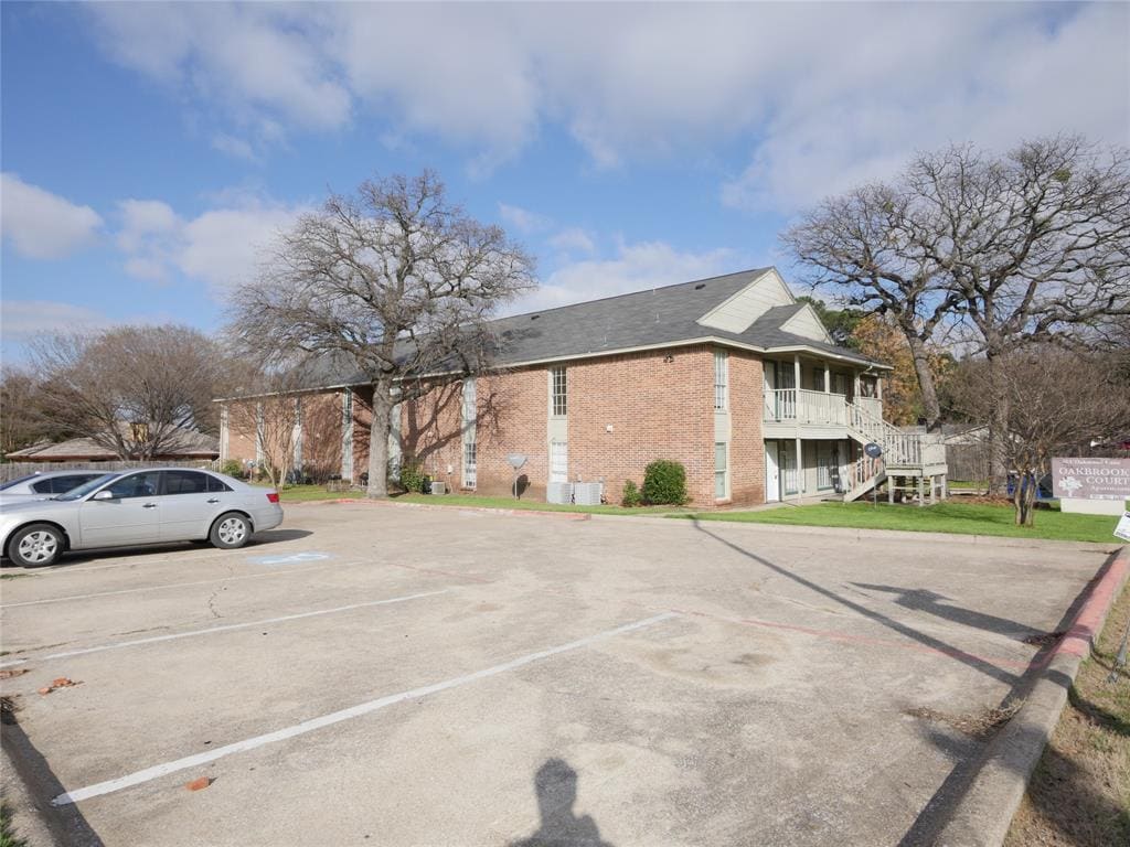Primary Photo - 701 Oakwood Ln