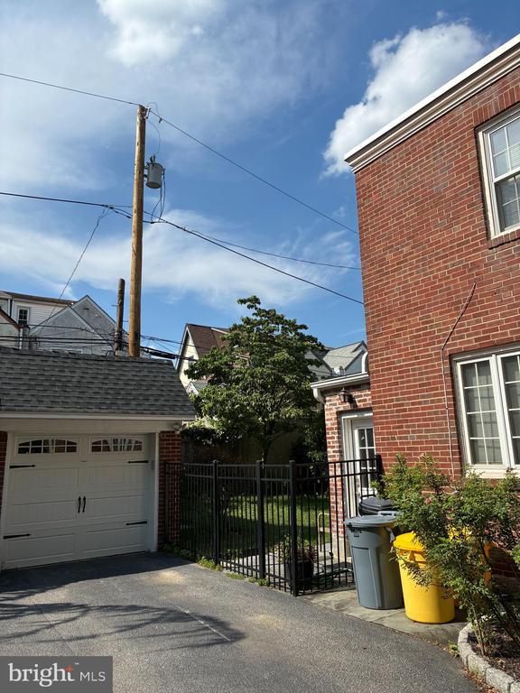 Building Photo - 207 Edgehill Rd