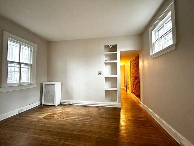 Building Photo - 24 E Mt Vernon Pl