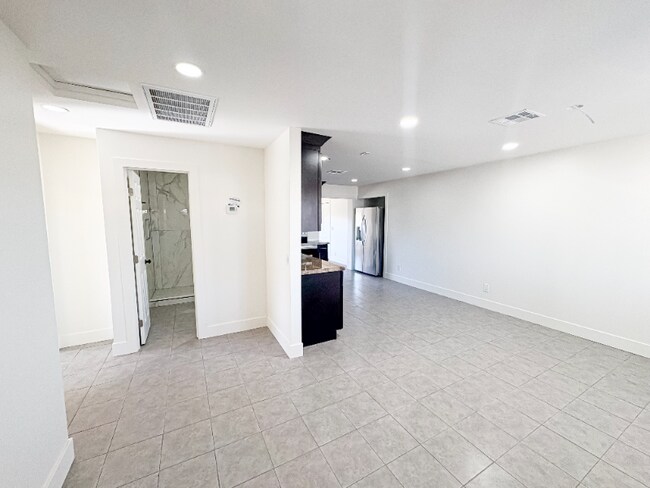 Building Photo - 458 S Mulberry