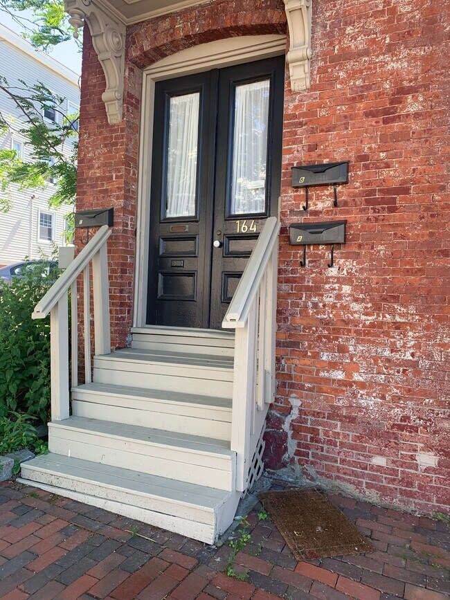 Building Photo - 164 Pearl St