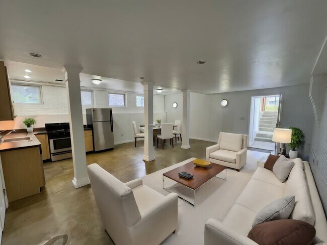 Building Photo - Spacious 2 Bedroom Walking Distance From T...
