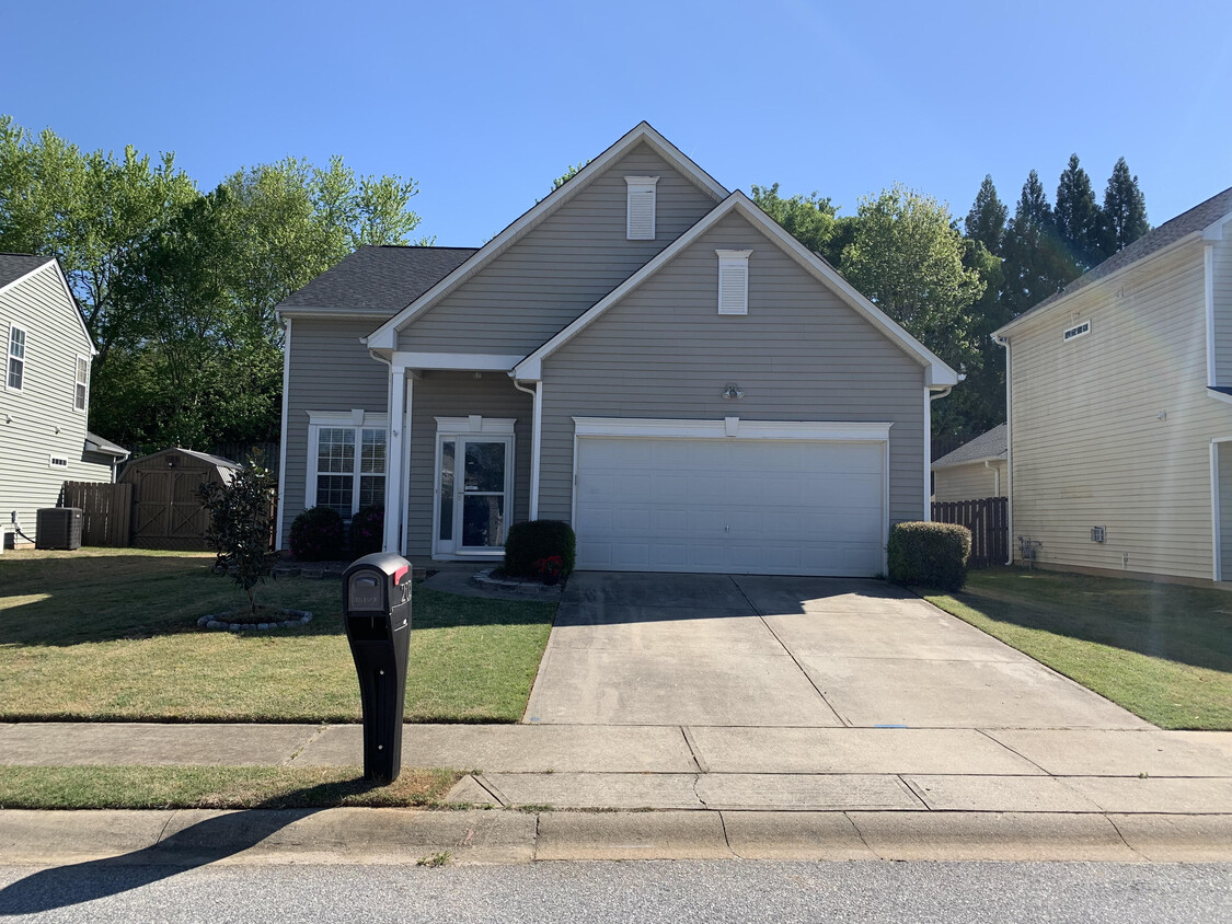 Primary Photo - 202 Constantine Way