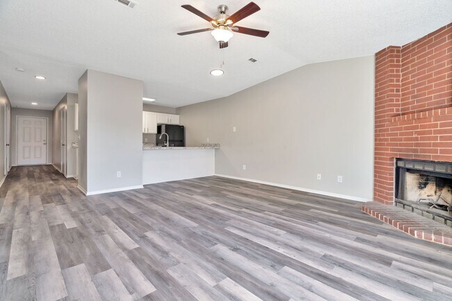 Foto del edificio - Newly remodeled 3 Bed 2 Bath Duplex!!